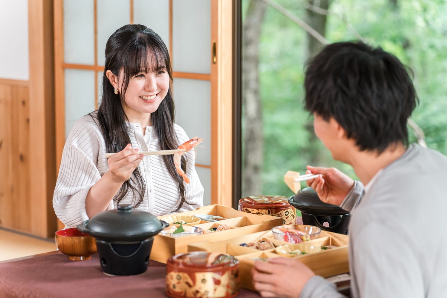 結婚記念日、何する？年数別の過ごし方とプレゼント例を紹介