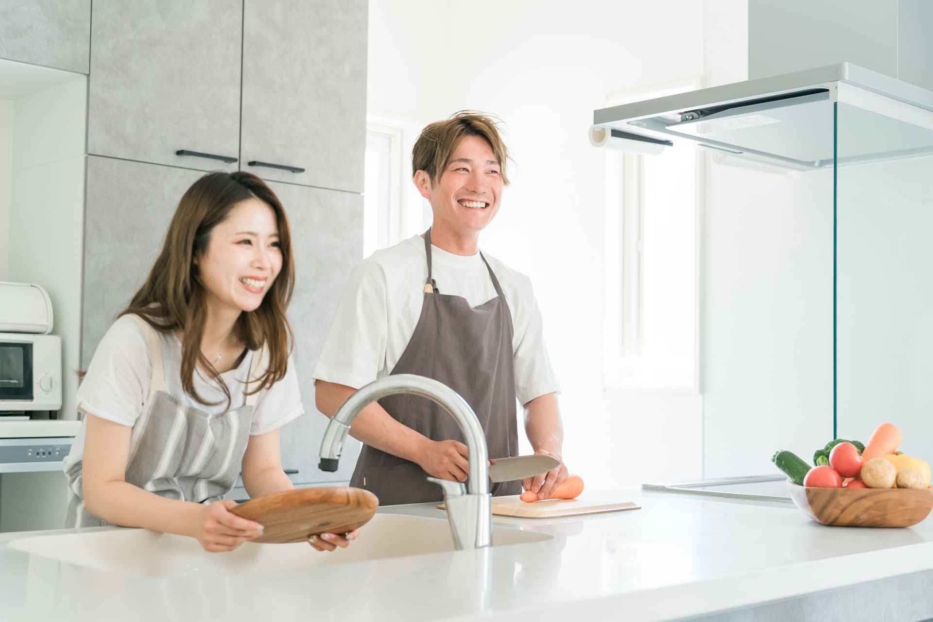 結婚記念日、何する？年数別の過ごし方とプレゼント例を紹介