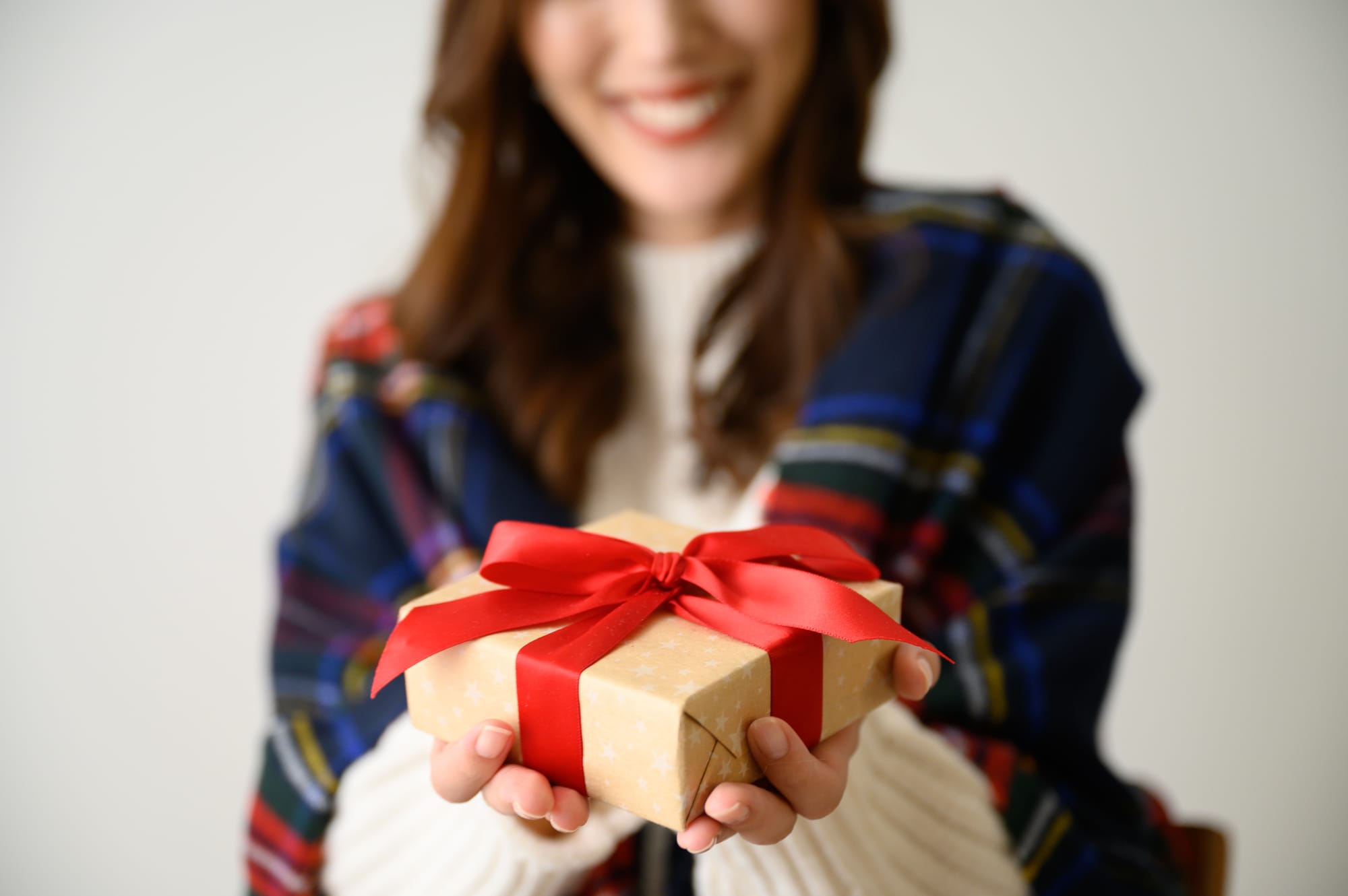 女友達が喜ぶ誕生日プレゼント特集！20代・30代・40代別の人気ギフトと選び方