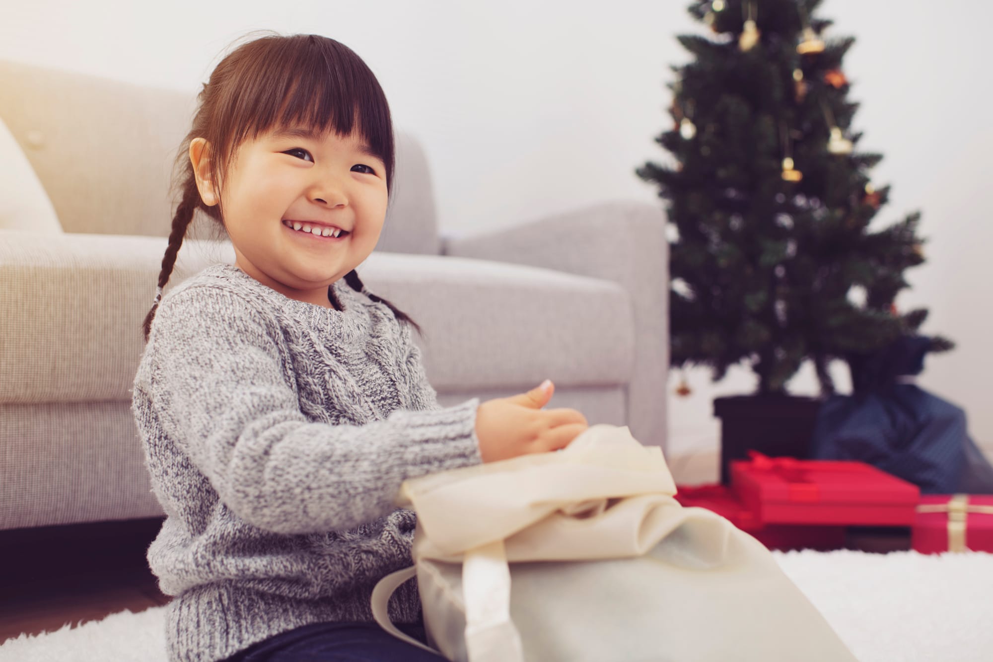 クリスマスプレゼントはいつ渡す？相手別・ベストタイミングと会えない時の解決策