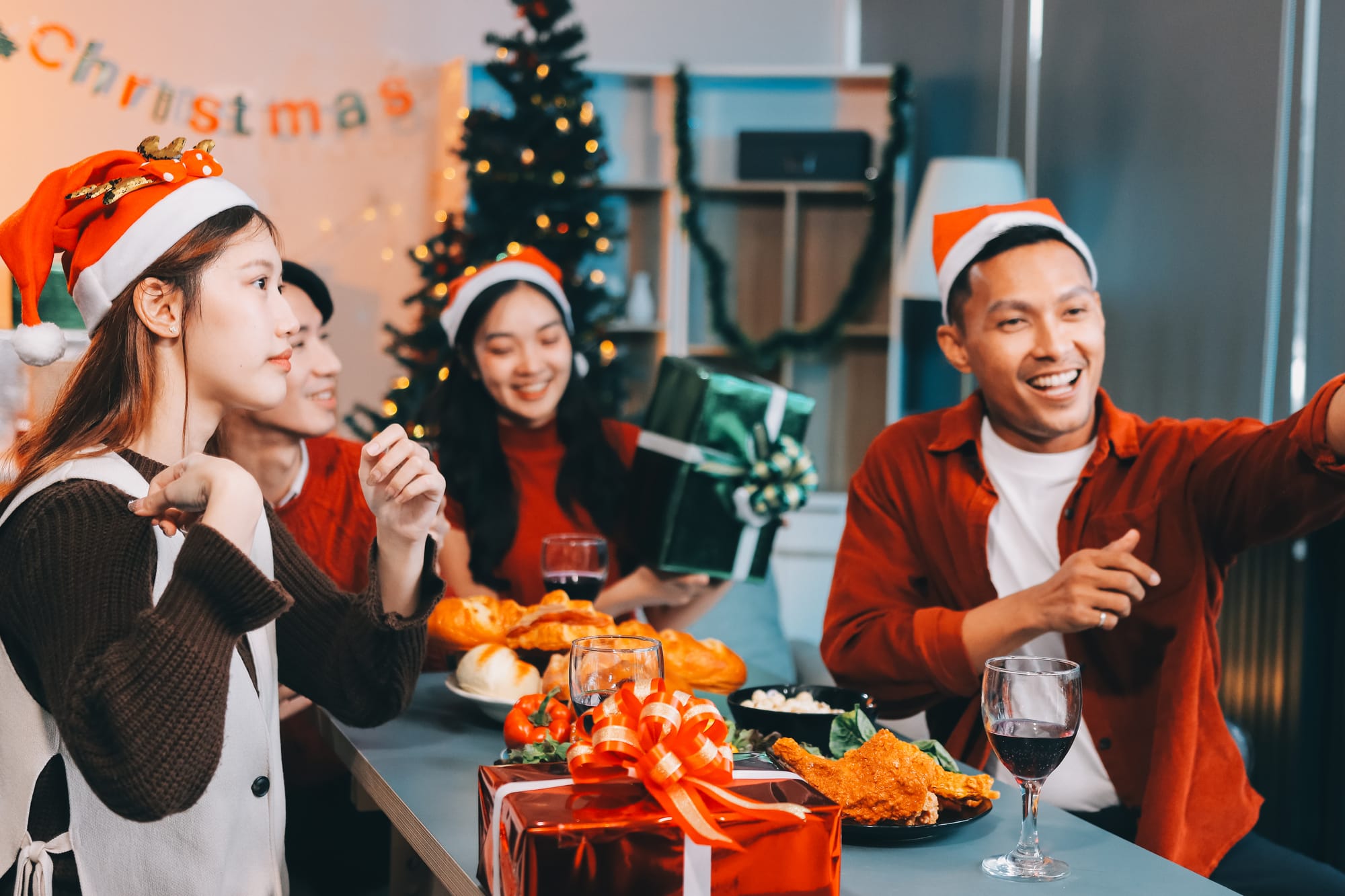 クリスマスプレゼントはいつ渡す？相手別・ベストタイミングと会えない時の解決策