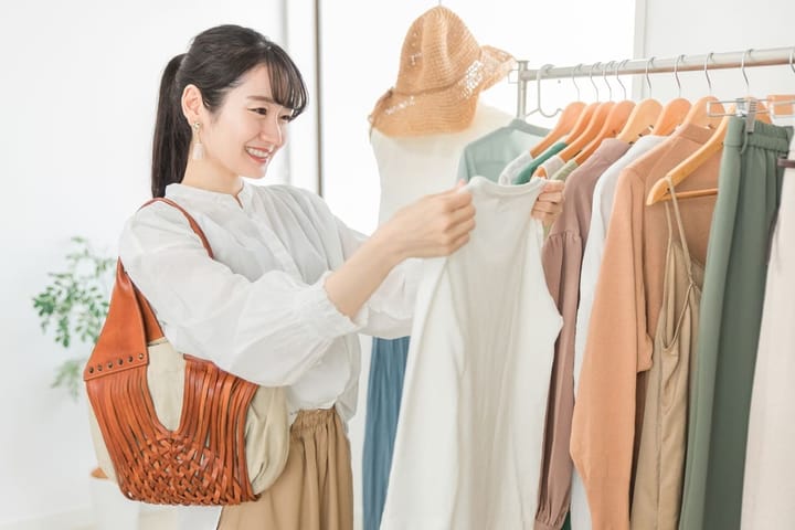 自分へのご褒美を買う女性